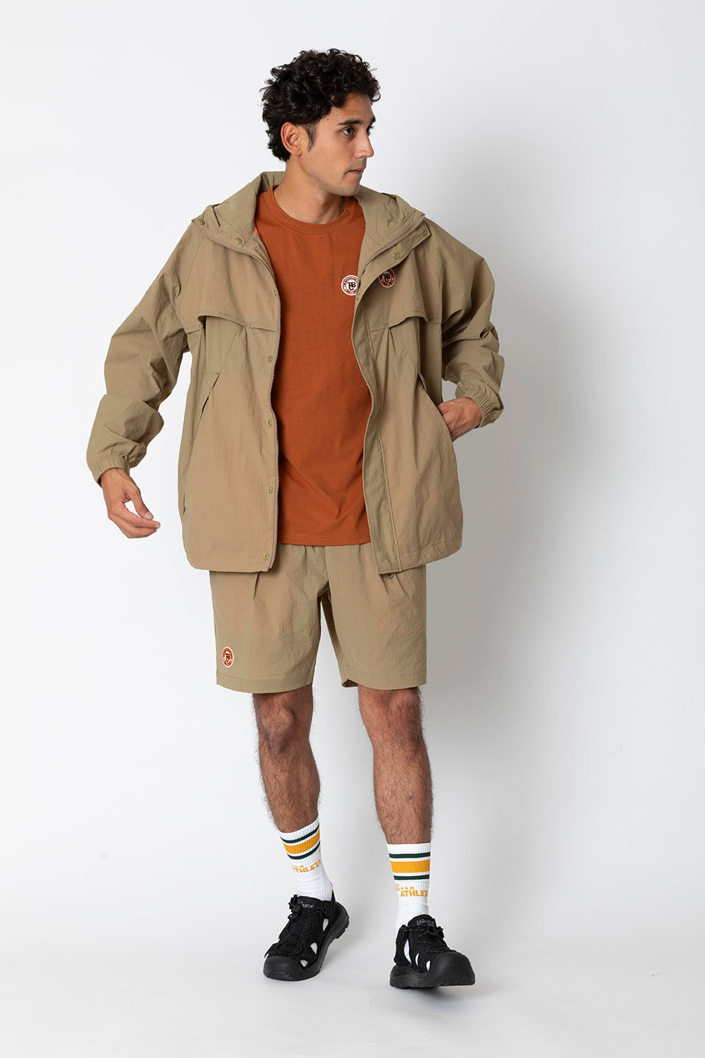 UNIVERSAL OVERALLxATHLETA – TBCウインドZIPパーカー