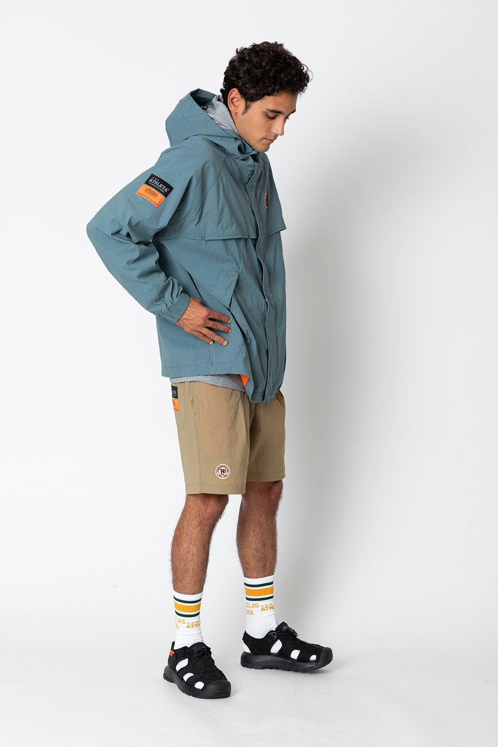 UNIVERSAL OVERALLxATHLETA – TBCウインドZIPパーカー
