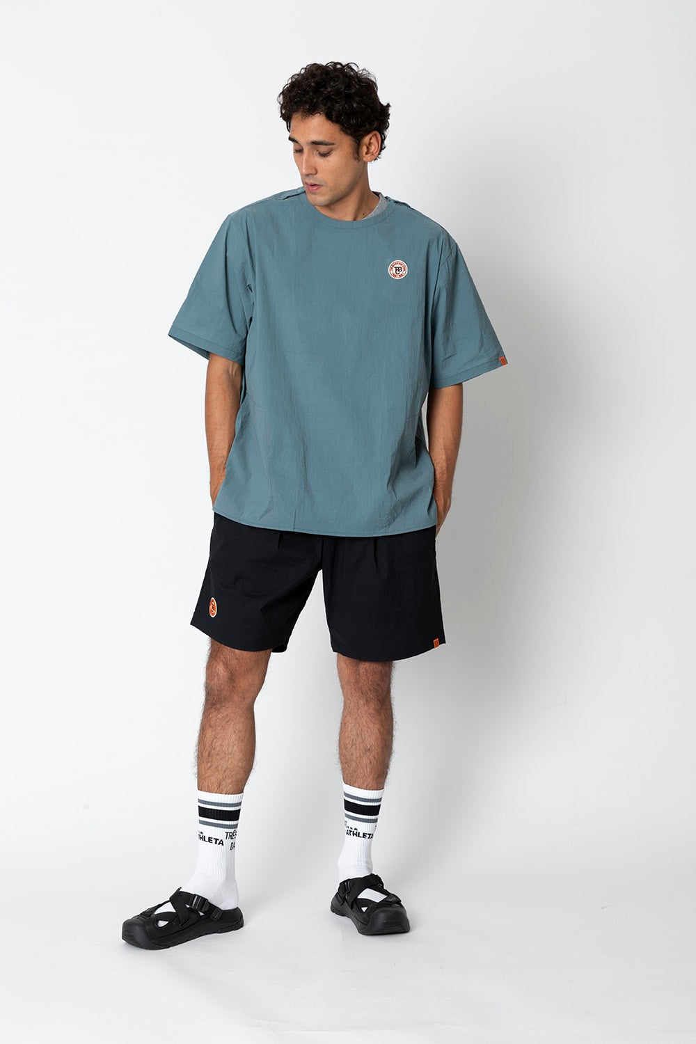 UNIVERSAL OVERALLxATHLETA – TBCパッカブルウインドシャツ