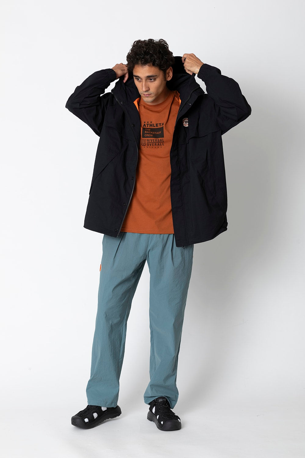 UNIVERSAL OVERALLxATHLETA – TBCウインドZIPパーカー
