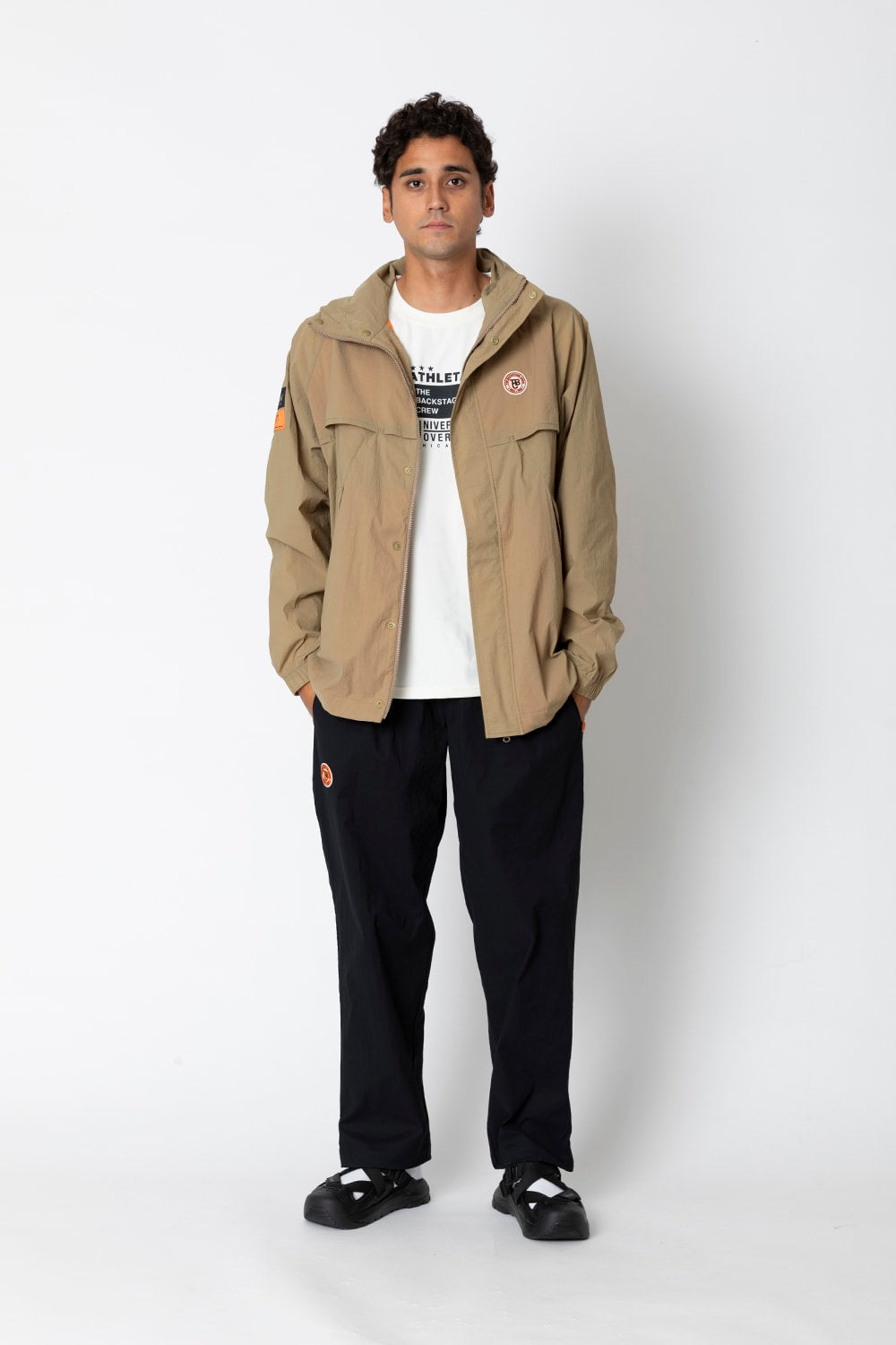 UNIVERSAL OVERALLxATHLETA – TBCウインドZIPパーカー