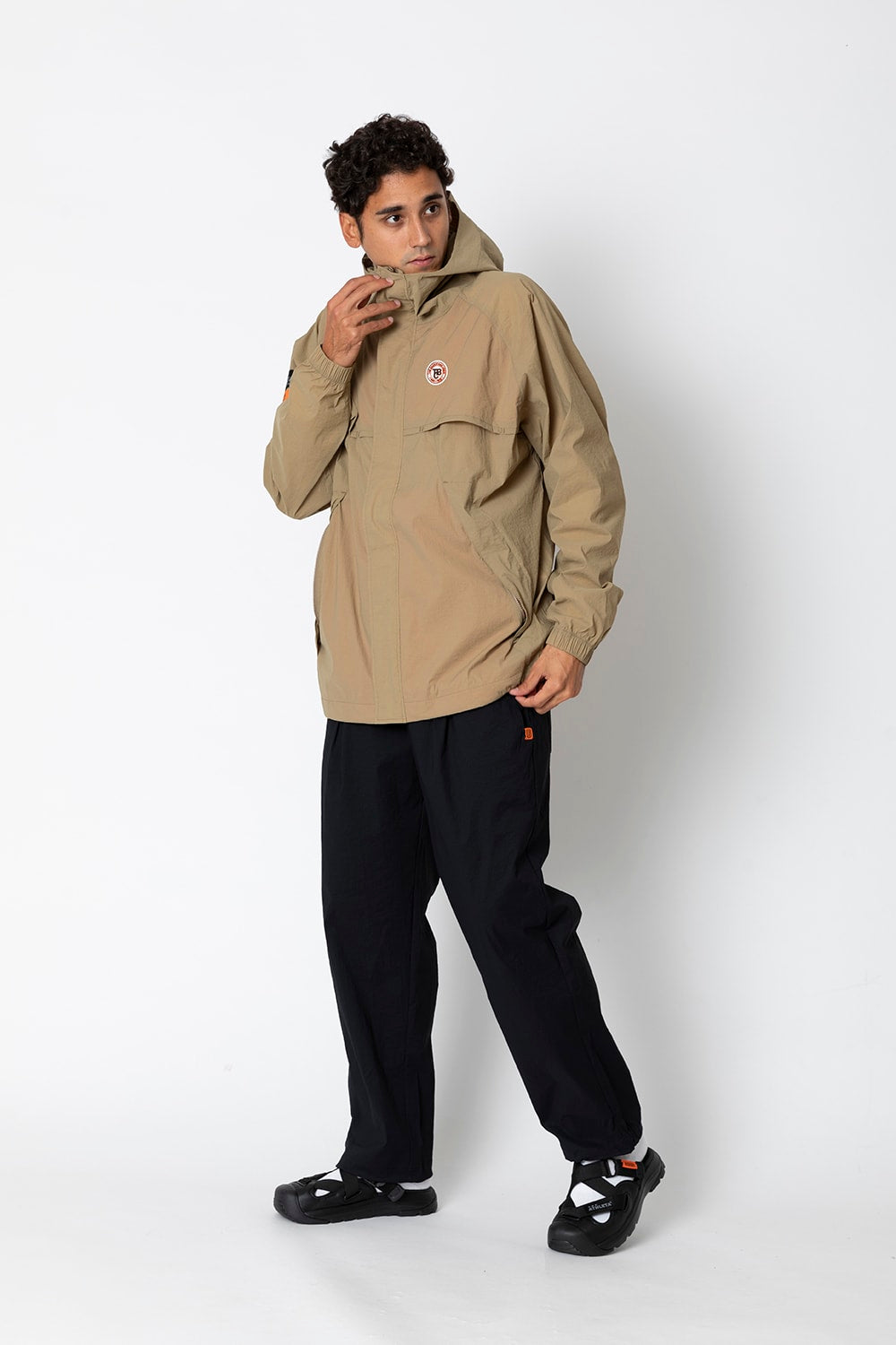 UNIVERSAL OVERALLxATHLETA – TBCウインドZIPパーカー